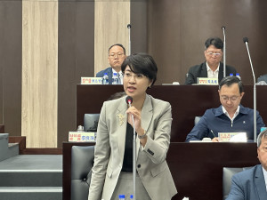 連日議員關心補助款被刪，許縣長允會照顧好縣民。（記者扶小萍攝）