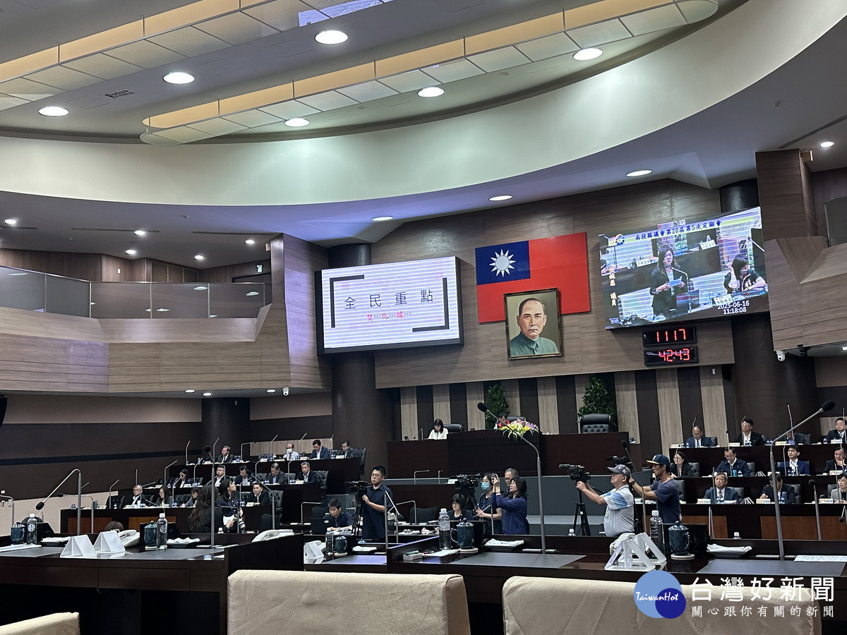 多位議員都關心補助款被刪，縣府如何因應。（記者扶小萍攝）