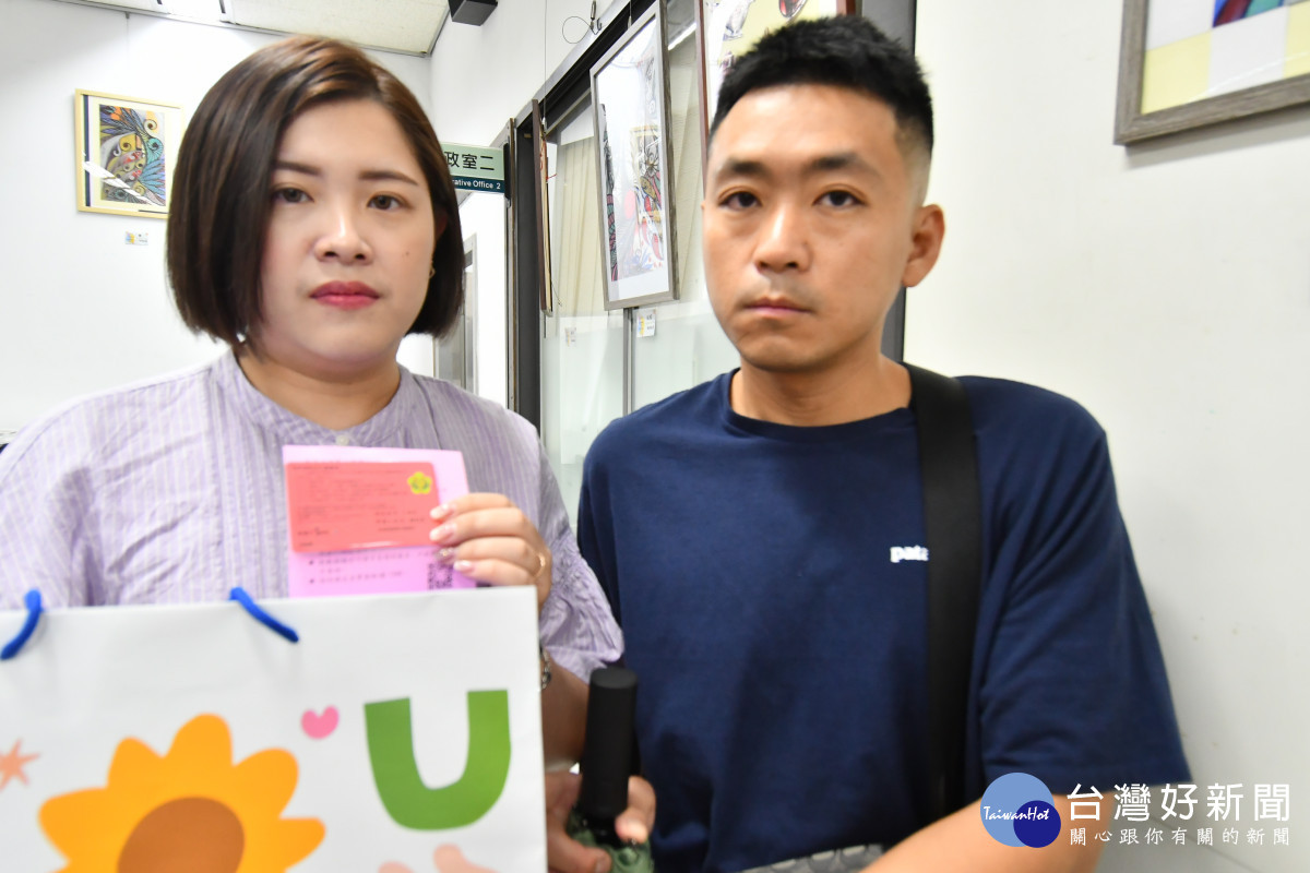 彰化戶政事務所發出第一張童萌卡。圖／彰化縣政府提供