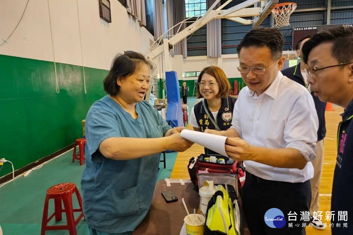 桃園市副市長親自到清潔隊員招募考場關心並為考生們加油打氣。<br />

