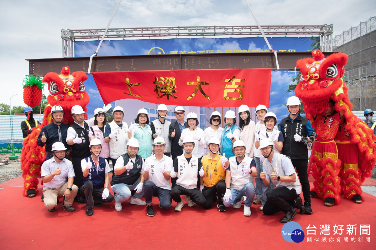 嘉義市西區全民運動館統包工程今天舉行上樑儀式／嘉義市府提供