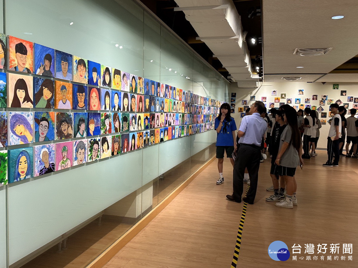 高二高三同學以自言自語為主題畫出自我。（記者扶小萍攝）