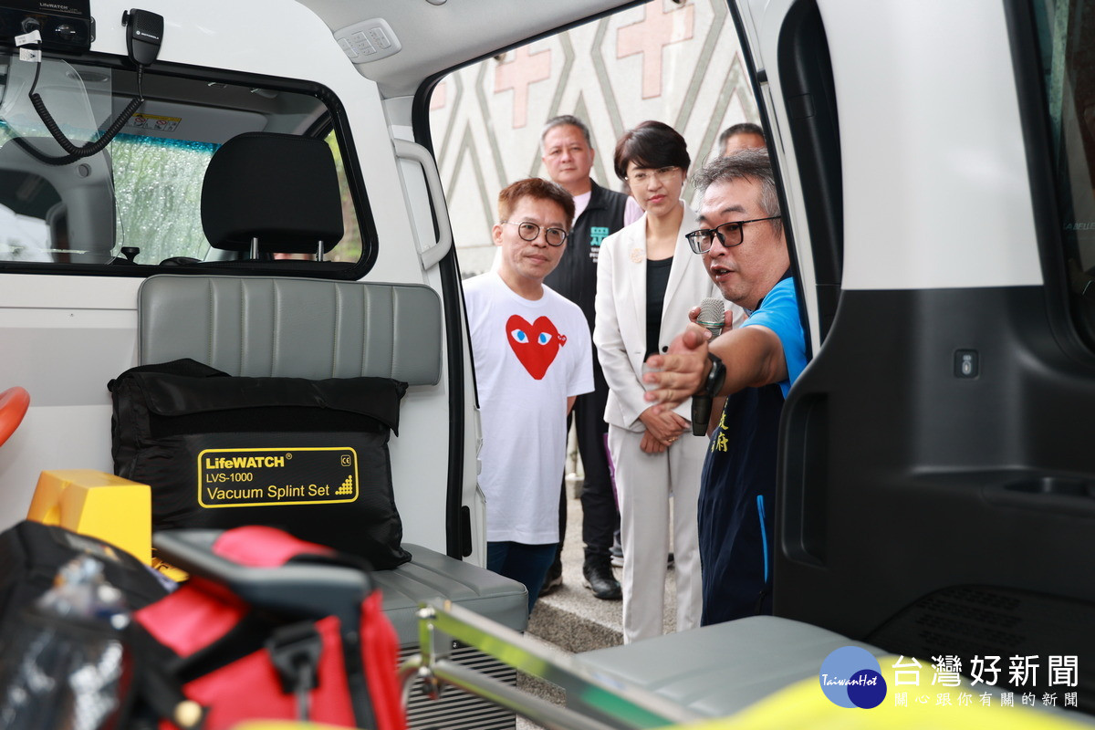新的救護車，配備自動體外心臟去顫器（AED）、緊急氧氣裝置、擔架固定系統及完善的通訊設備。（縣府提供）
