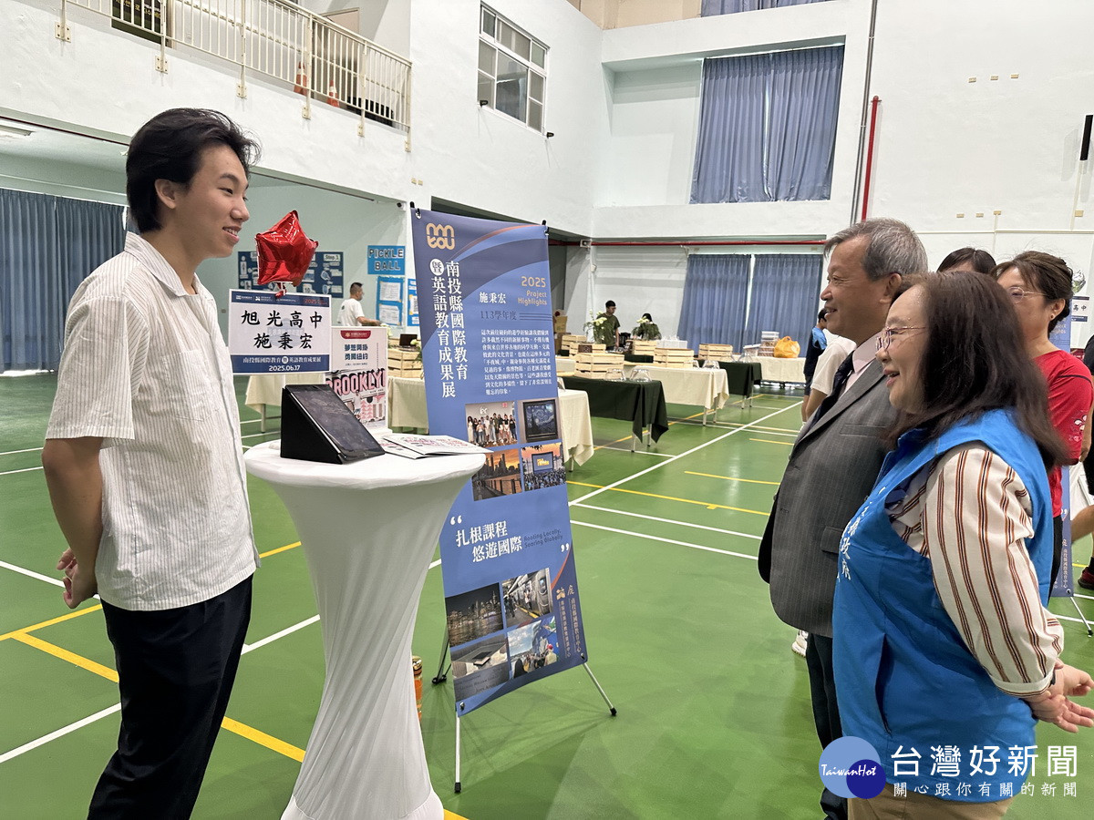 旭光高中施同學向副縣長介紹國際交流受益良多。（記者扶小萍攝）