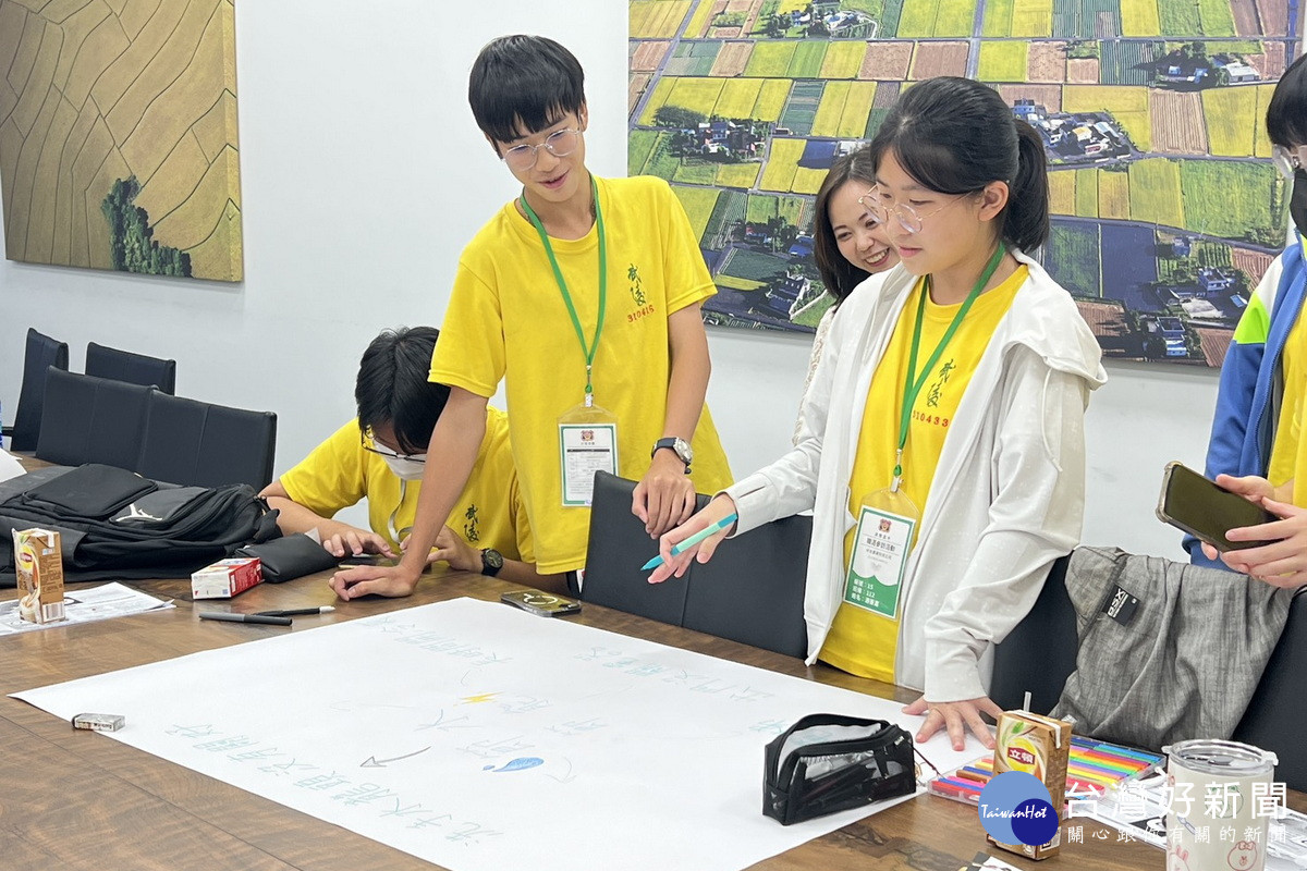 學生分組討論生活中如何在食、衣、住、行4大面向去達成節約能源及再利用。