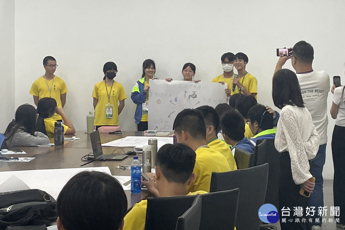 學生發表討論結果並由企業給予回饋。