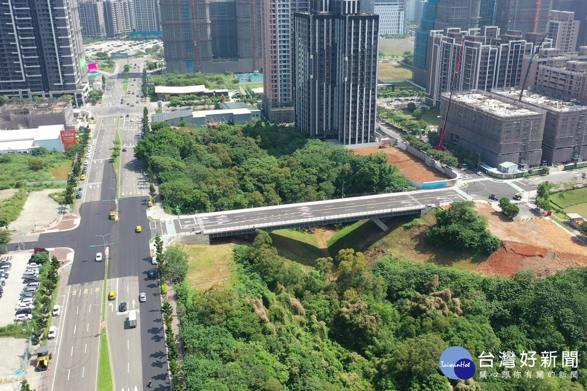 機場捷運A7站聯外道路牛角坡橋空拍圖。<br />
