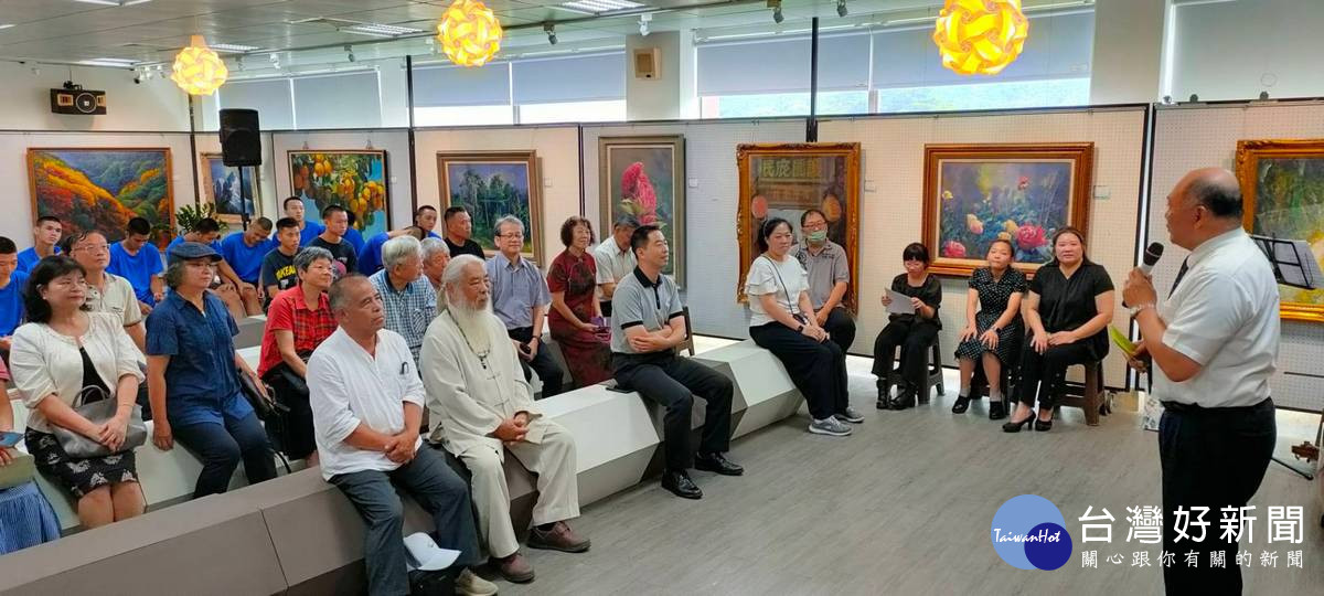 徐文法校長感謝塗樹根老師暨感恩在地藝術家願意回饋鄉土無私的奉獻，也因為他們的熱心美育，校園中境教潛移默化的將美感注入每一位師生心中。