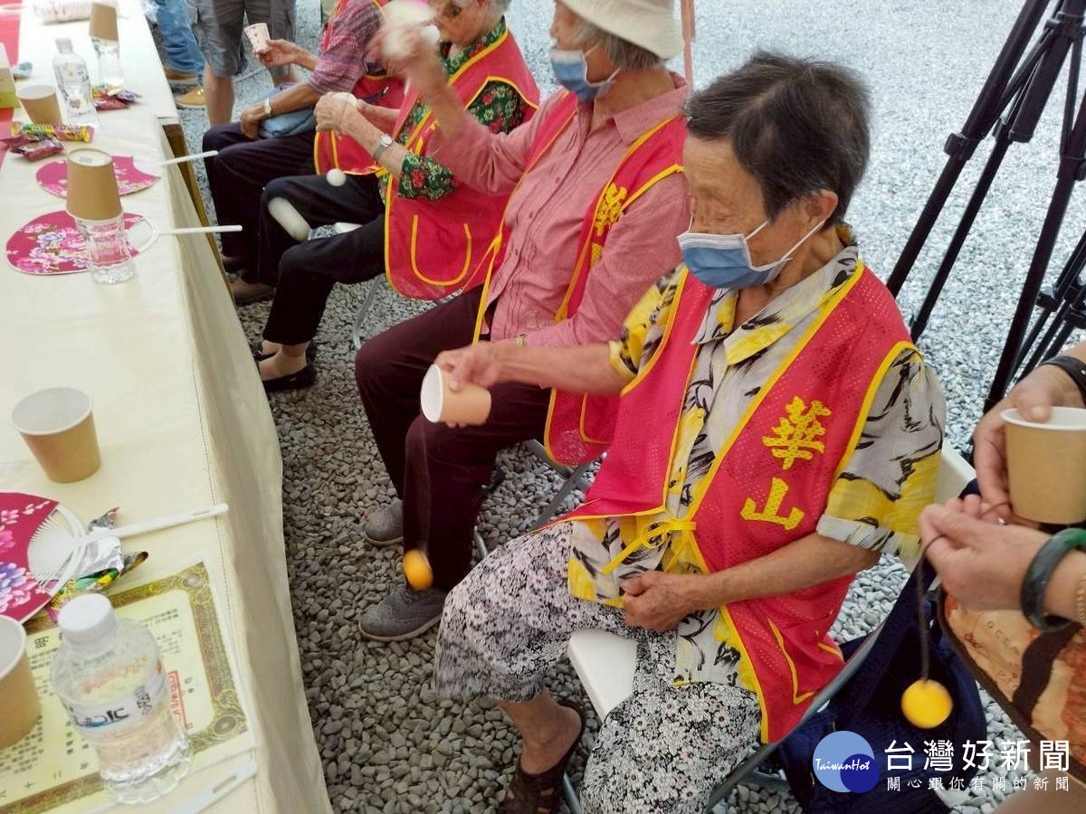 活動中還安排了預防失智和延緩退化的遊戲。（華山基金會國姓站提供）