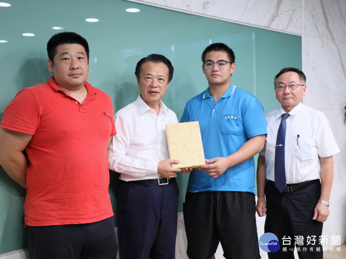 嘉義縣五位優秀學子獲總統教育獎，翁章梁贈每人一 台ipad／嘉義縣政府提供