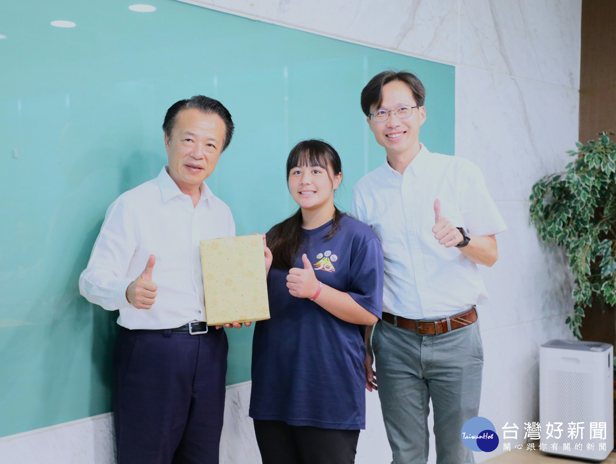 嘉義縣五位優秀學子獲總統教育獎，翁章梁贈每人一 台ipad／嘉義縣政府提供