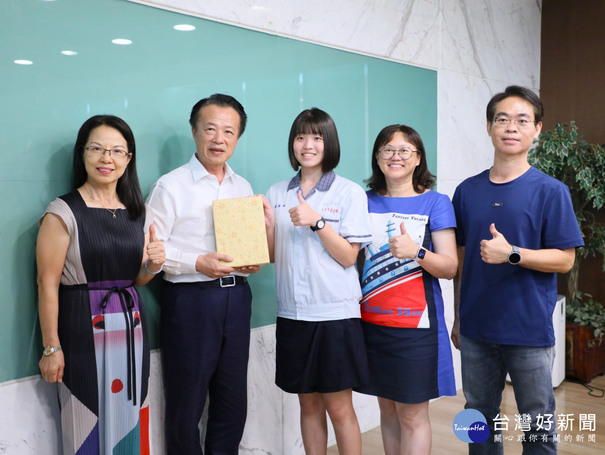 嘉義縣五位優秀學子獲總統教育獎，翁章梁贈每人一 台ipad／嘉義縣政府提供