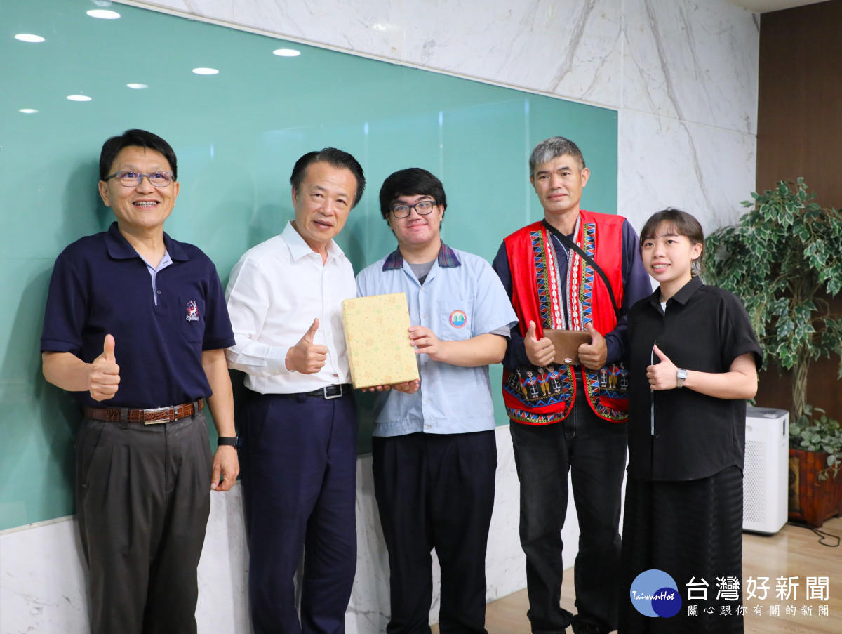 嘉義縣五位優秀學子獲總統教育獎，翁章梁贈每人一 台ipad／嘉義縣政府提供