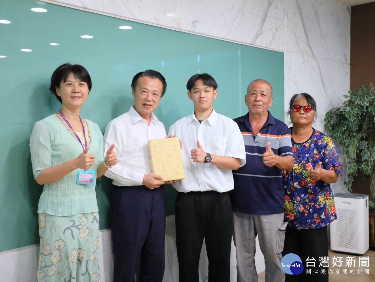 嘉義縣五位優秀學子獲總統教育獎，翁章梁贈每人一 台ipad／嘉義縣政府提供