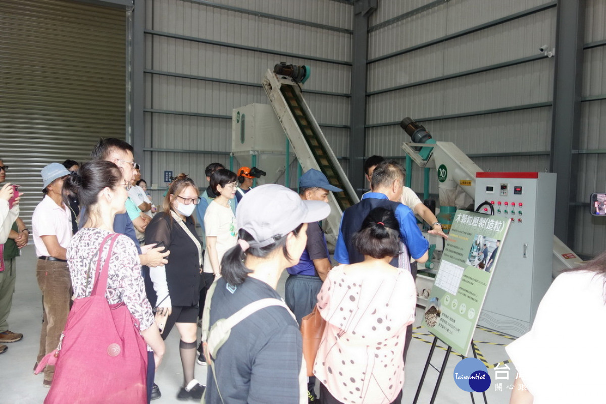 大家參觀造粒機運作情形。（林保署南投分署提供）