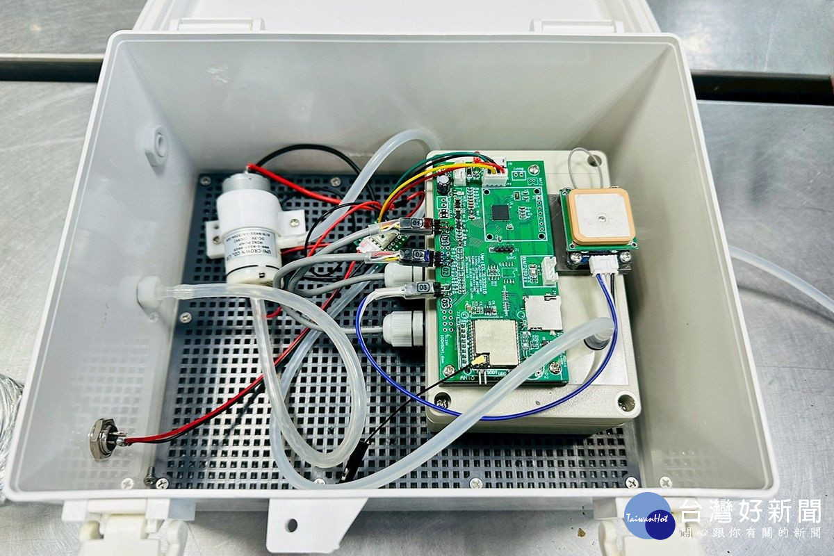 中央大學開發出的「特務AP」移動空污監測設備，由大氣系師生一手打造。