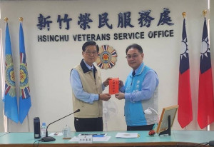 嚴德發主任委員(左)慰勉同仁辛勞，頒贈團體慰勉金，由新竹榮服處鞠宗顯處長(右)接受。