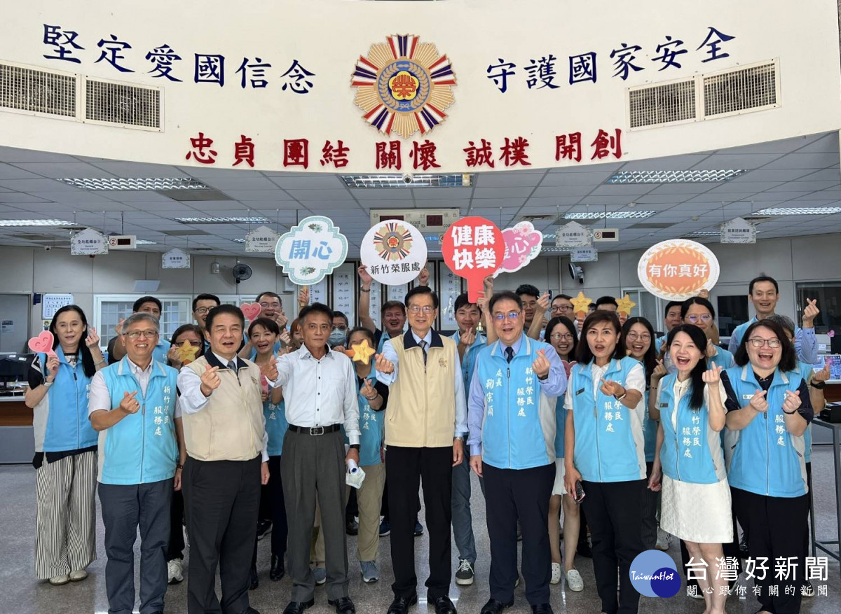 嚴德發主任委員(中)、新竹榮車中心主任張永和(前排左三)、服務照顧處曹東發處長。