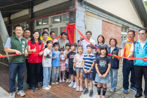 草屯公辦民營托嬰揭牌，期許年輕人願生敢生。（縣府提供）
