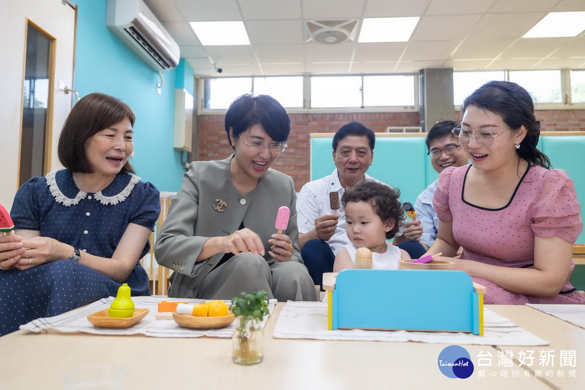 許縣長與議員瞭解中心環境。（縣府提供）