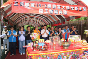 三灣銅富大橋橋墩裸露嚴重　鍾東錦為改善工程焚香祝禱順利平安