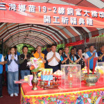 三灣銅富大橋橋墩裸露嚴重　鍾東錦為改善工程焚香祝禱順利平安