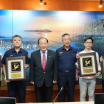 澎縣府警察局4位同仁考取碩博士班　陳光復親頒賀匾肯定進修精神