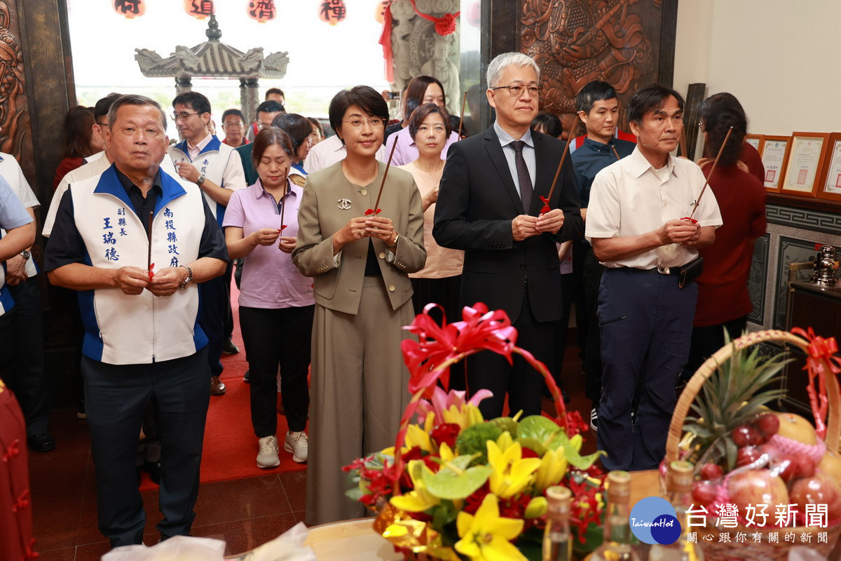 吳常務次長一行到道濟禪寺參香祈求順利平安。（縣府提供）