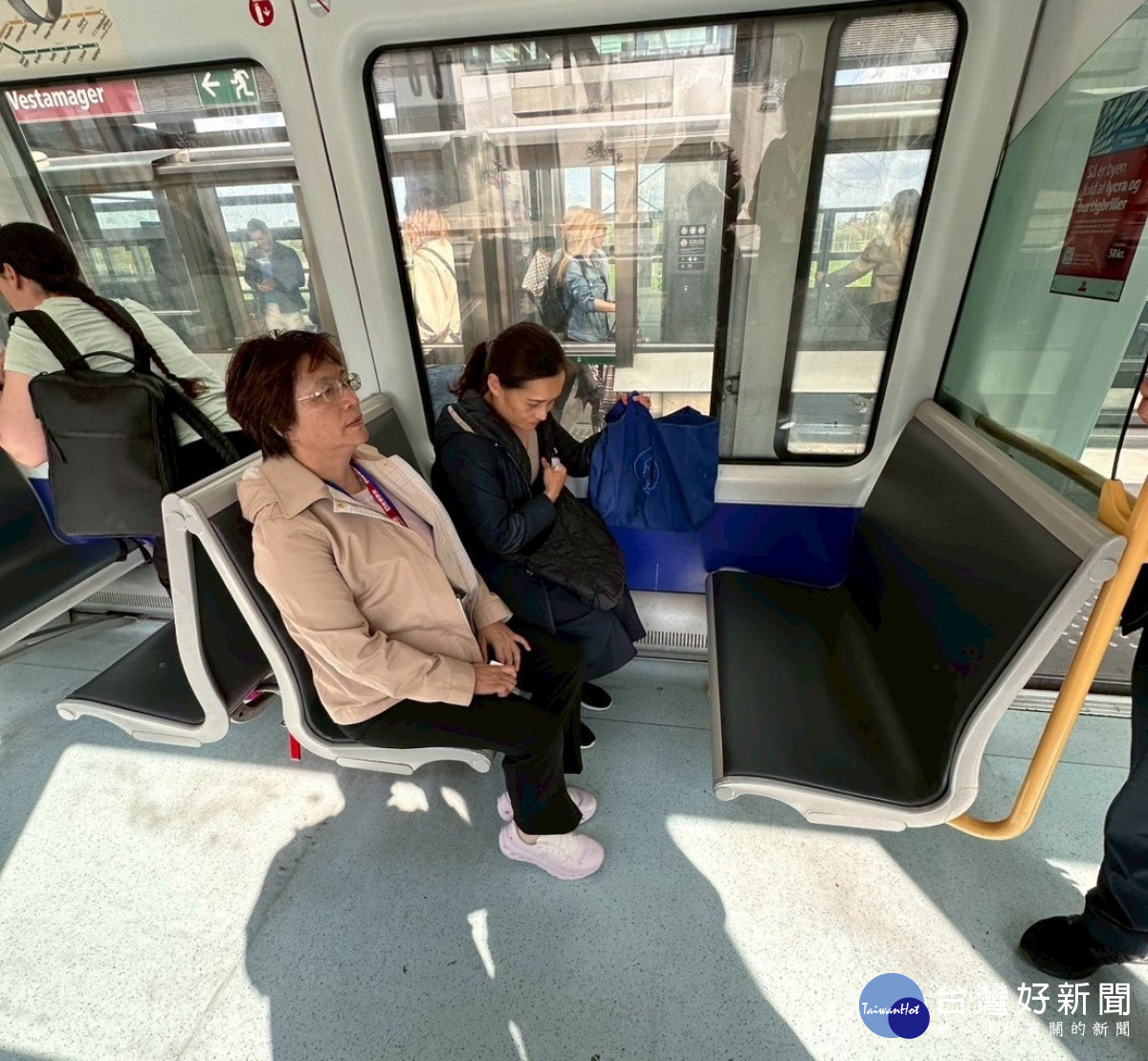 彰化縣長王惠美在哥本哈根搭乘地鐵。圖／彰化縣政府提供