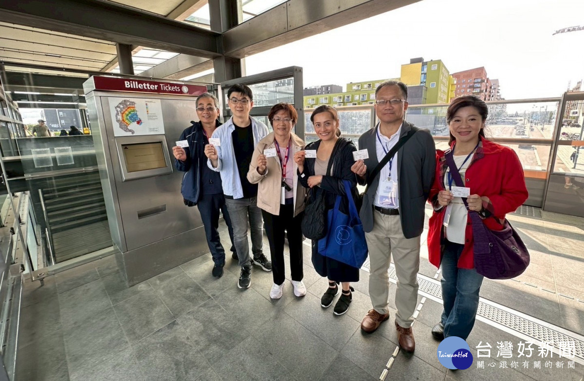 考察團一行人搭乘當地的地鐵。圖／彰化縣政府提供