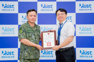 新竹後備旅旅長李中文上校致贈明新科大感謝狀。