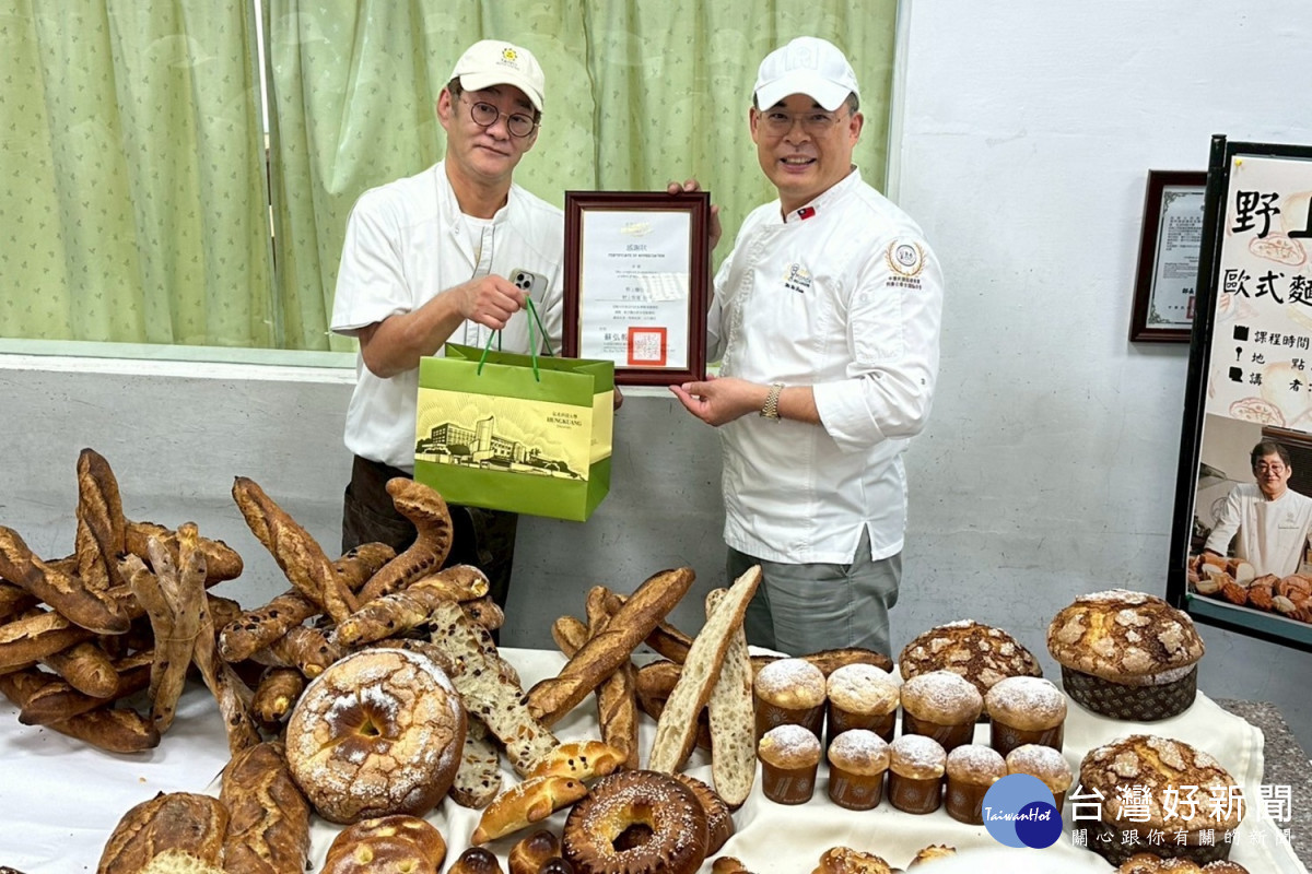 食科系副教授吳武憲（右）頒發感謝狀給日本烘焙主廚野上智寬（左），感謝他到校授課。（弘光科大提供）