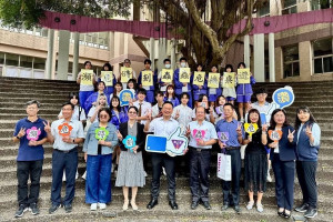 桃園市副市長蘇俊賓現身楊梅高中，與師生們合影。