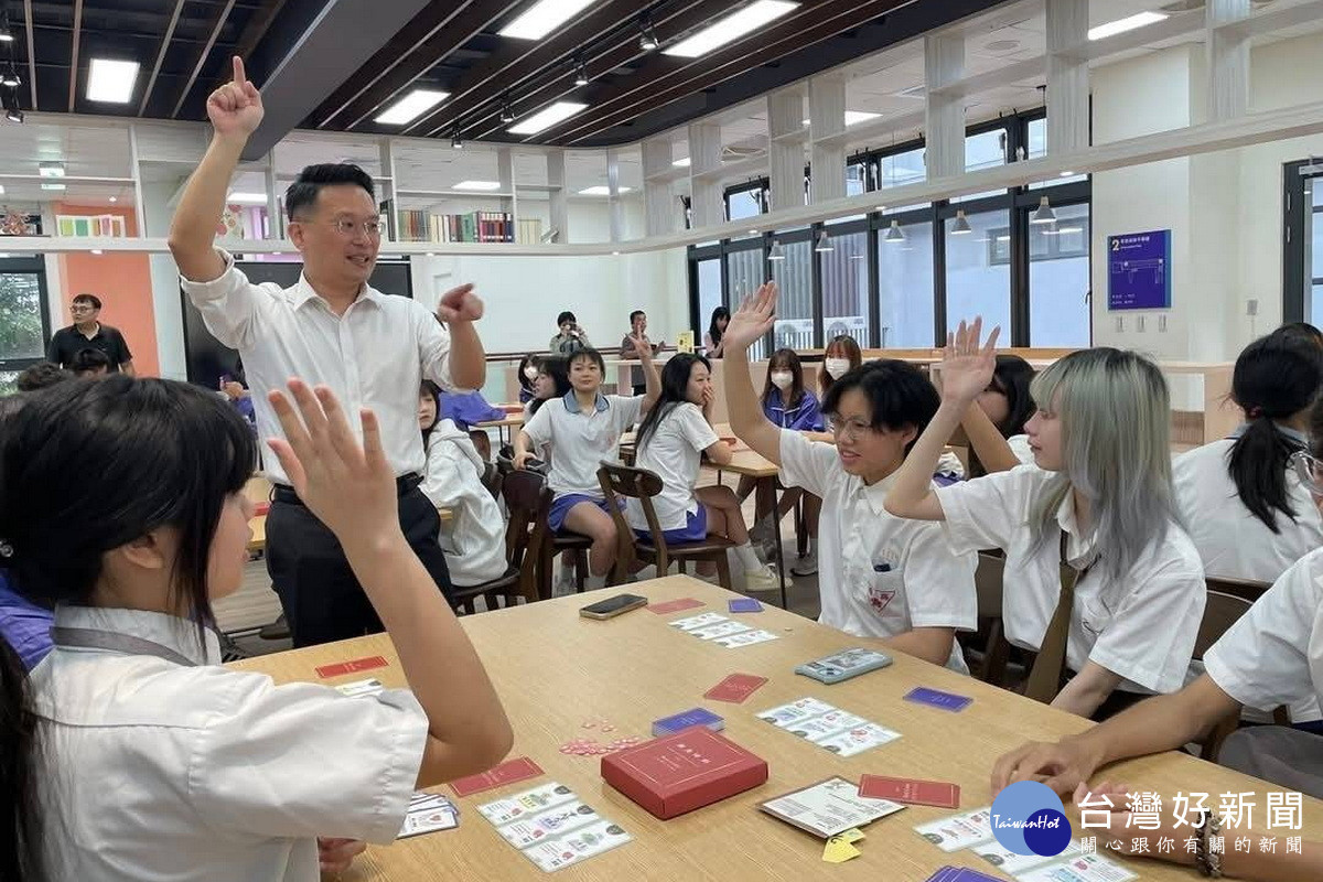 桃園市副市長蘇俊賓應邀前往楊梅高中，參加由學生設計的生態桌遊體驗。