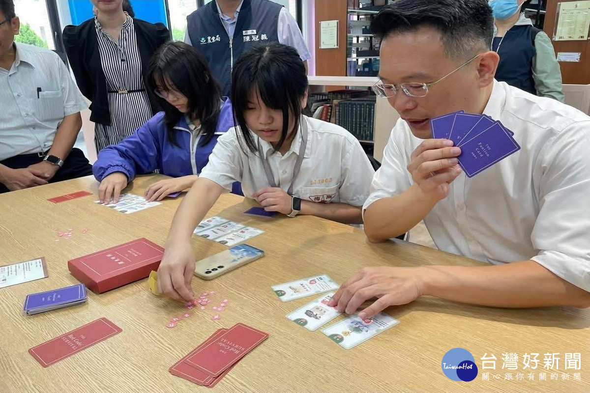 桃園市副市長蘇俊賓應邀前往楊梅高中，參加由學生設計的生態桌遊體驗。