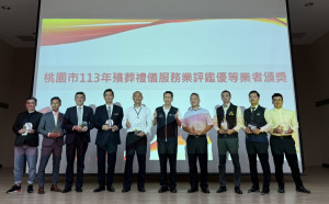 受獎業者與游專門委員建盛合影。