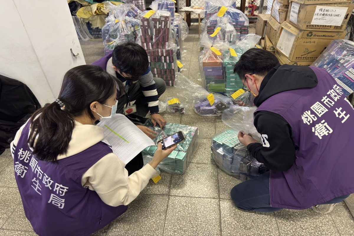 桃園市政府衛生局人員稽查並銷毀電子煙、加熱式菸品。<br />
