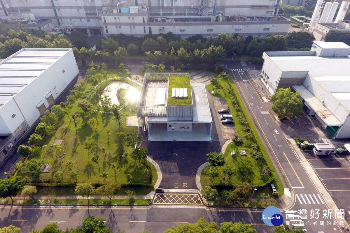 桃園市龜山柴油車排煙檢測站，榮獲國內建築能效最高等級「第1+級近零碳建築」認證。<br />
<br />

