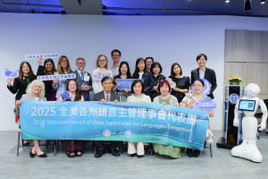 中原大學校長李英明(前排左3)親自接待美國NCSSFL代表團，期待開創更多臺美合作的可能性。