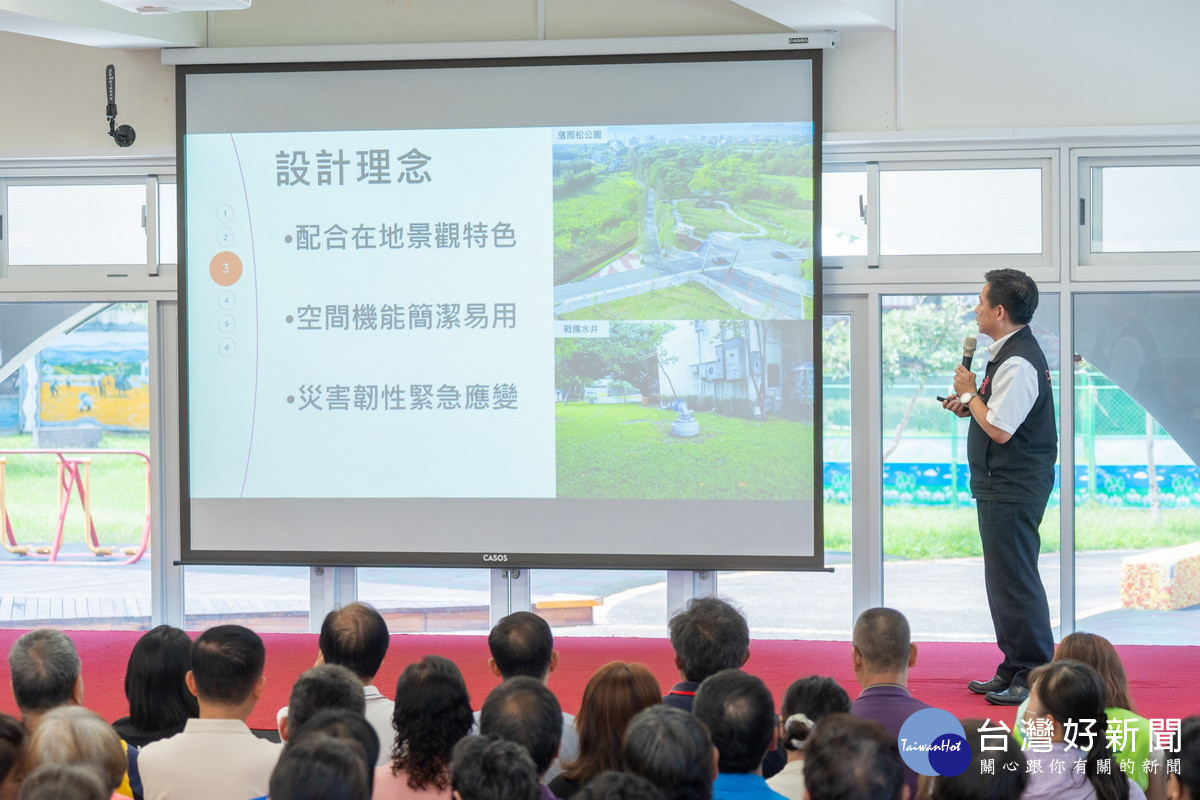 大溪區長徐景揚說明「區瑞源市民活動中心」設計理念。