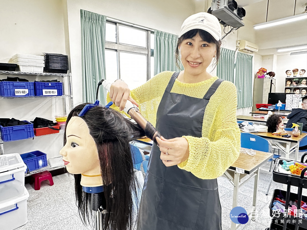 新住民高爽美髮職訓，不僅找回自信，還找到喜愛的工作。<br />
<br />
