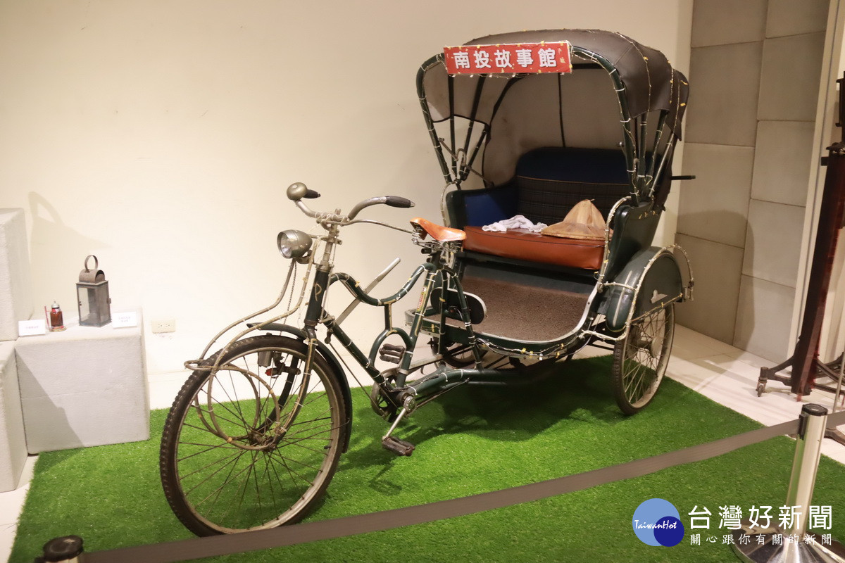 南投故事館中代表性的三輪車也在文獻館展示。（記者扶小萍攝）