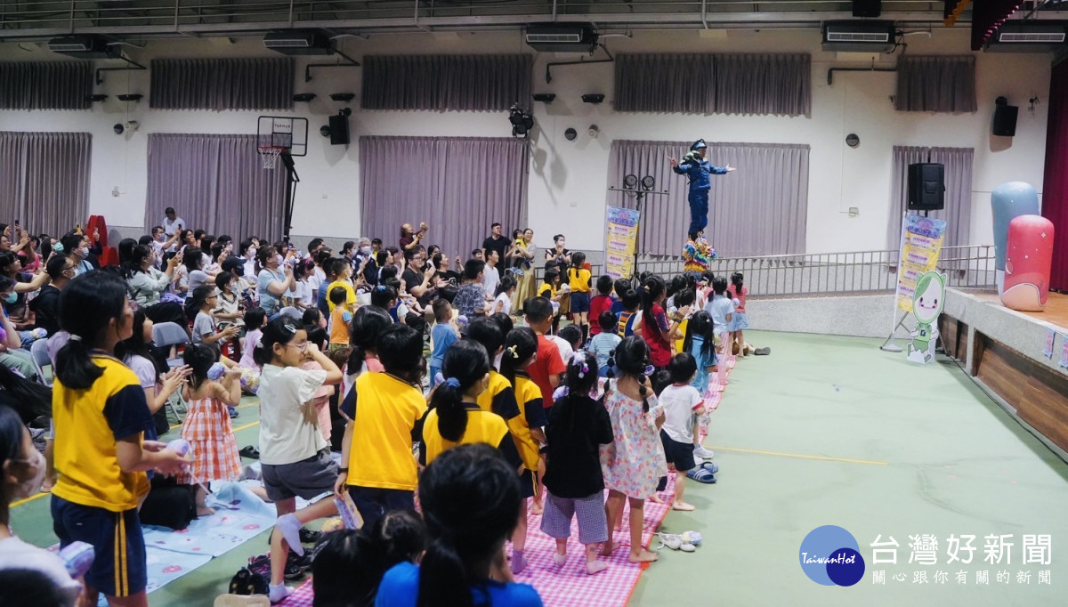 楊梅區公所特別舉辦「2025楊梅校園藝術巡演—梅市藝童趣看劇」，熱鬧開演。