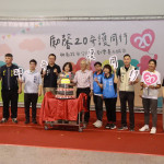 來賓與王玥好執行長祝福勵馨20年。（記者扶小萍攝）