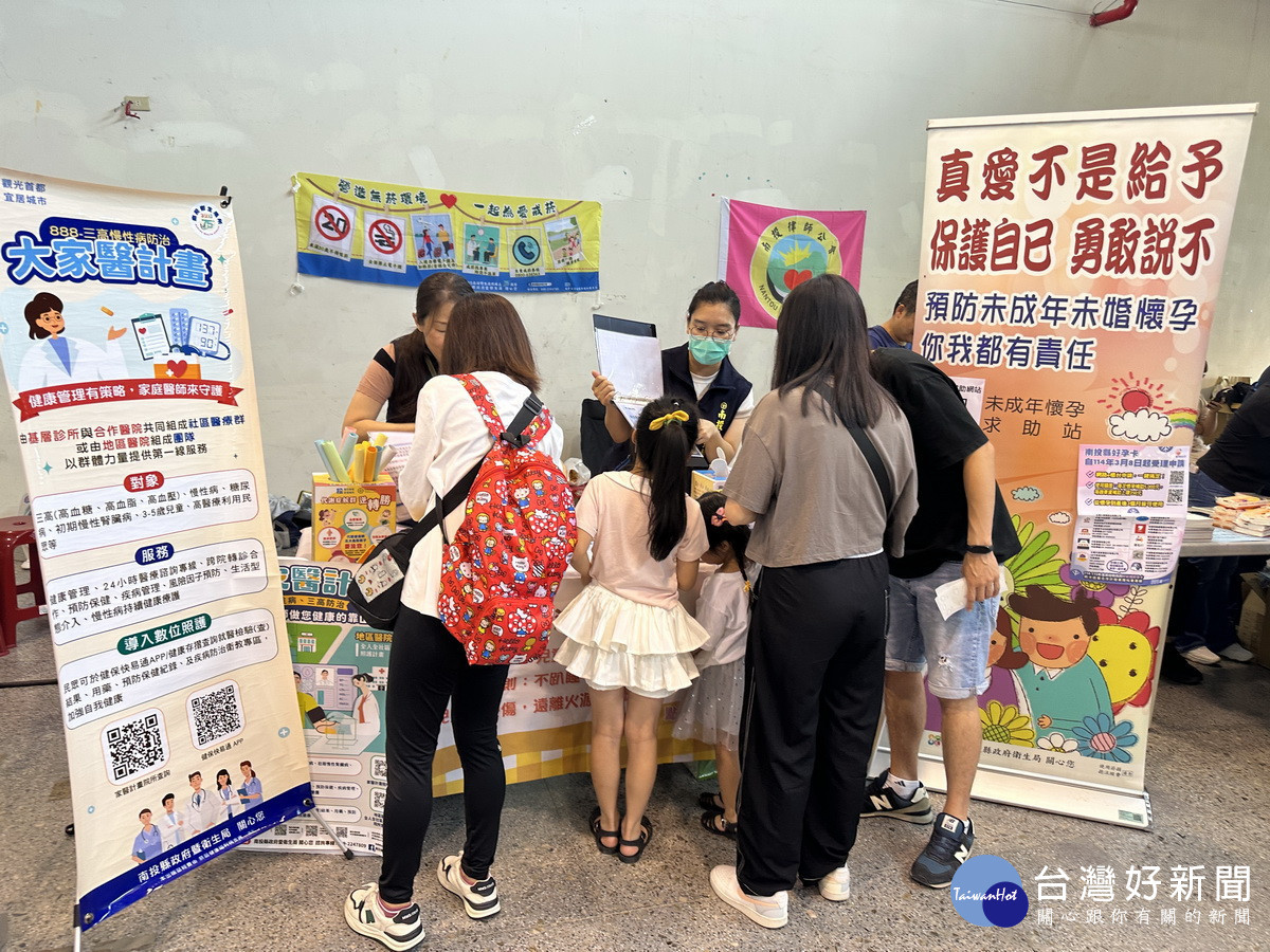 各個闖關等遊戲區都擠滿大小朋友。（記者扶小萍攝）