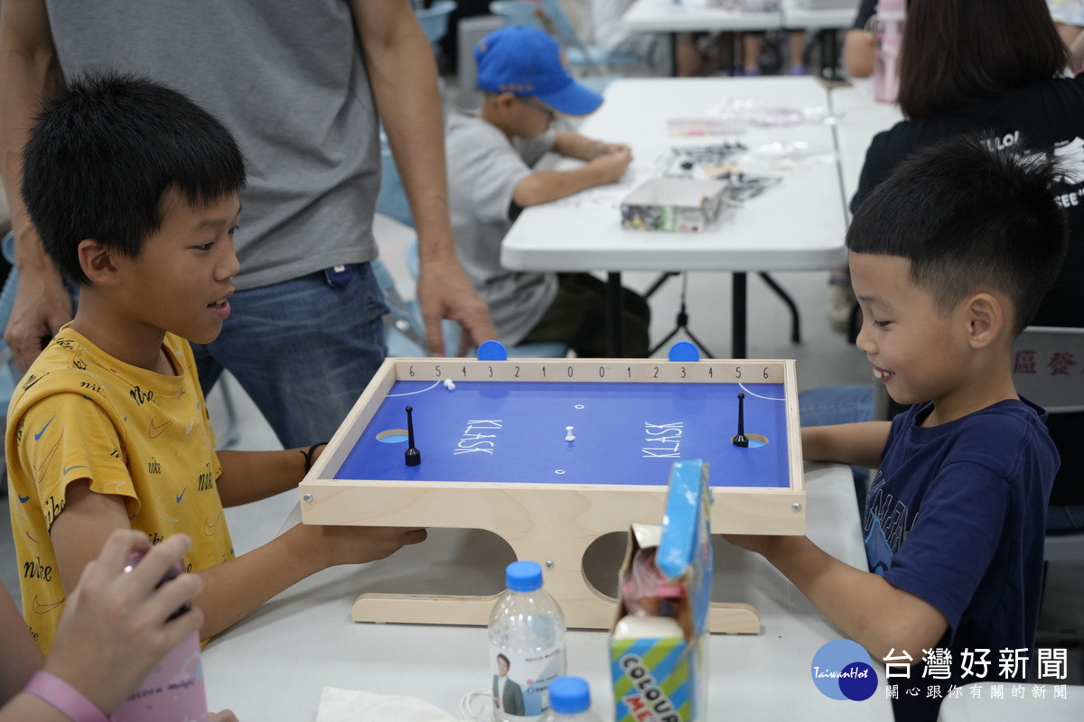 孩子們透過鬥智桌遊等玩得不亦樂乎。（市公所提供）