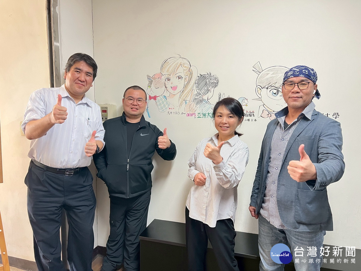 台灣動畫師涂國雄老師（右）帶領動畫工作室進行多件動畫創作。（南投戲院提供）<br />
