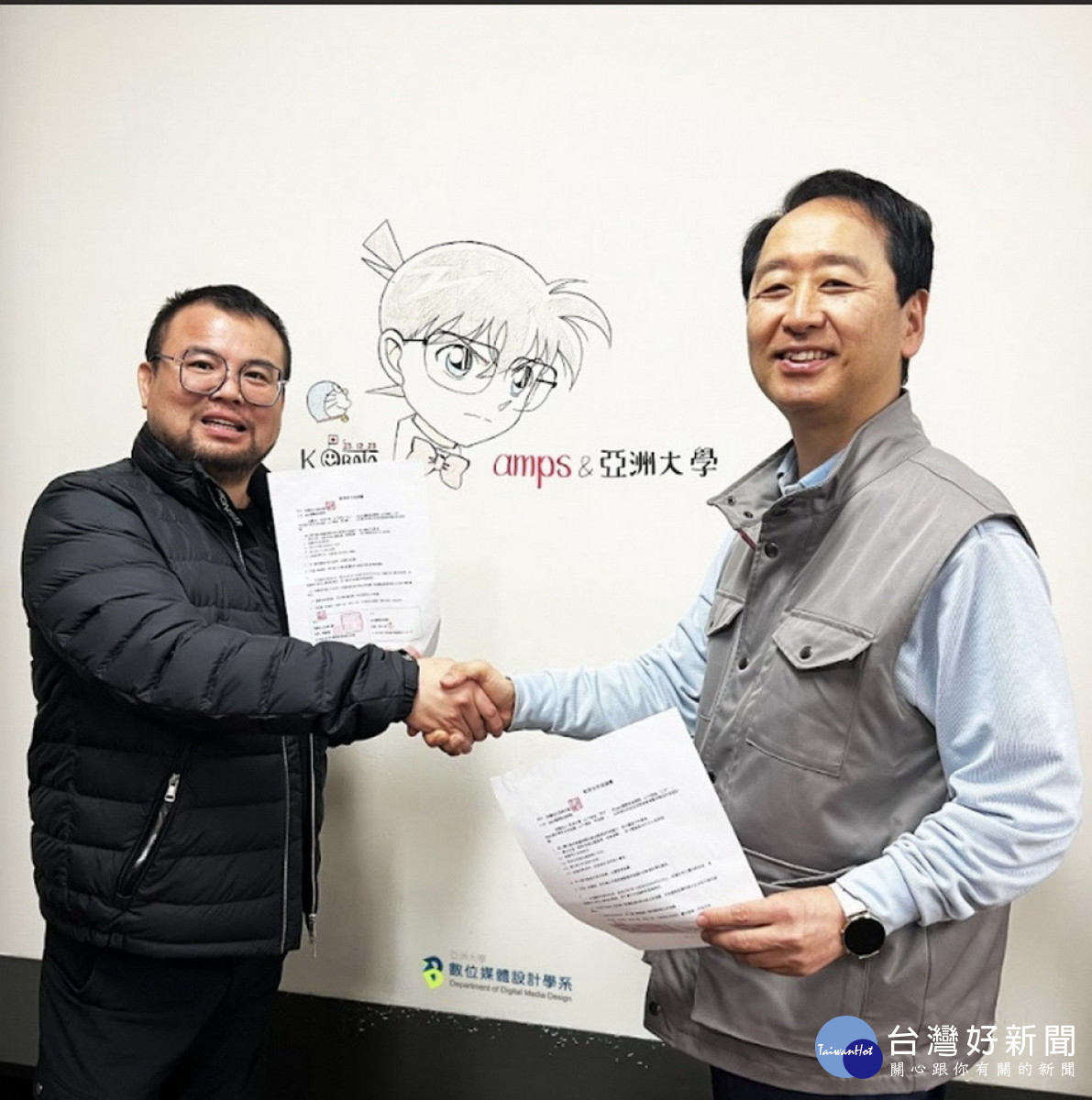 趙文鴻主任（左）與日本的小幡公春老師（日本柯南動畫師）。<br />
