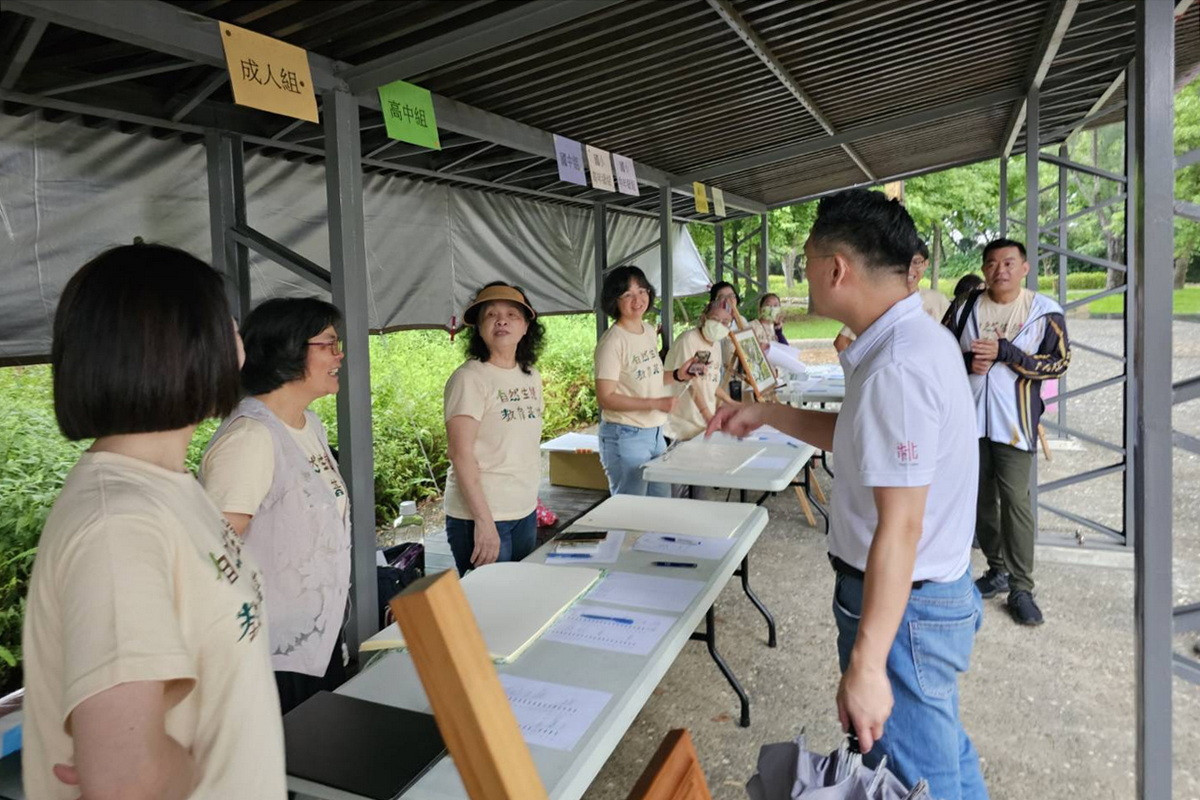 桃園市副市長蘇俊賓多次前往大湳森林公園觀察翠鳥活動。