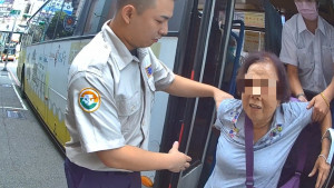 公車乘客中暑求救，司機直奔中壢分局聯手送醫。